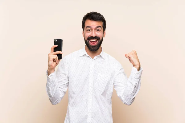 Junger Mann Mit Bart Hält Ein Handy Der Hand Und — Stockfoto