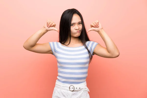 Adolescente Asiatico Ragazza Oltre Isolato Rosa Sfondo Mostrando Pollice Giù — Foto Stock