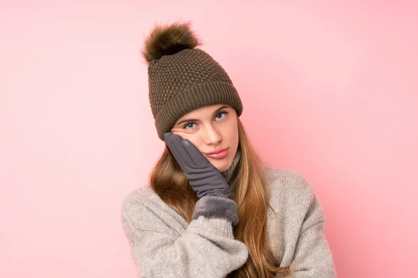 Joven Adolescente Con Sombrero Invierno Sobre Fondo Rosa Aislado Infeliz —  Fotos de Stock