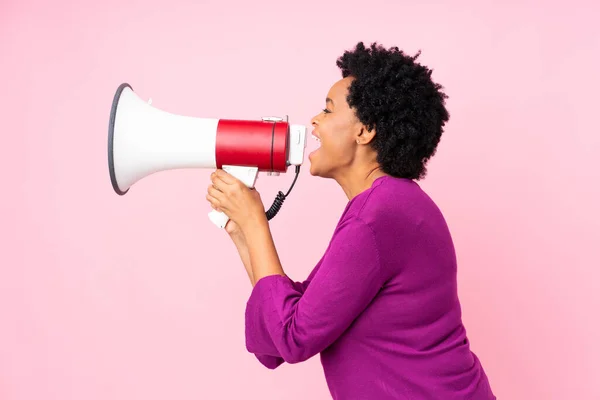 Afro Amerikaanse Vrouw Geïsoleerde Roze Achtergrond Schreeuwen Door Een Megafoon — Stockfoto