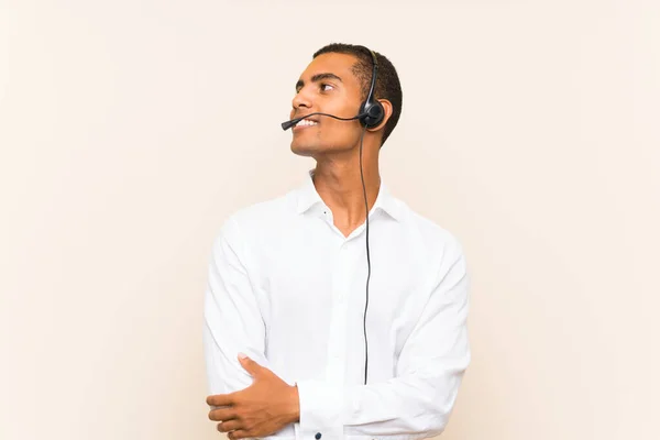 Jeune Homme Brune Travaillant Avec Casque Regardant Côté — Photo