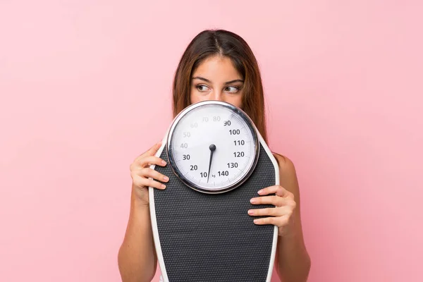 Giovane Bella Ragazza Con Pesatrice Sfondo Rosa Isolato — Foto Stock