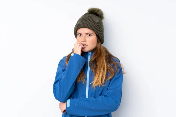 Kışlık Şapkalı Ukraynalı Genç Kız Izole Edilmiş Beyaz Arka Plan — Stok fotoğraf