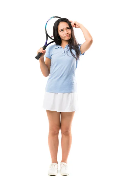 Junge Asiatische Tennisspielerin Vor Isoliertem Weißen Hintergrund Mit Zweifeln Und — Stockfoto