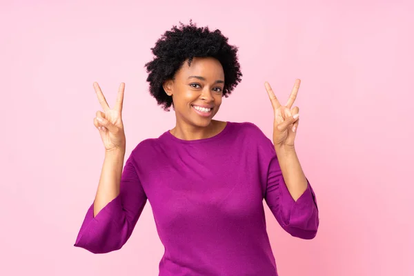 Africano Americano Mulher Sobre Isolado Fundo Rosa Mostrando Sinal Vitória — Fotografia de Stock