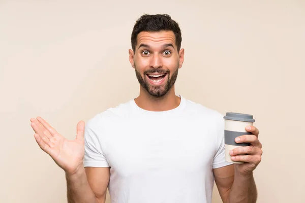 Jongeman Met Baard Houdt Een Take Away Koffie Geïsoleerde Blauwe — Stockfoto