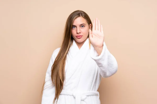 Teenager Mädchen Bademantel Über Isoliertem Hintergrund Macht Stop Geste Mit — Stockfoto