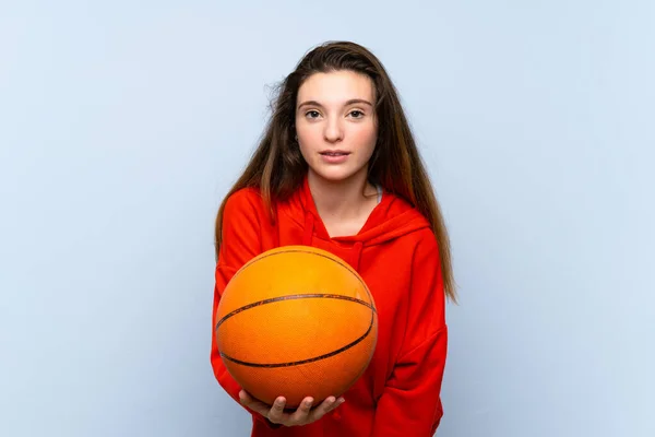 Giovane Ragazza Bruna Isolato Sfondo Blu Con Palla Basket — Foto Stock