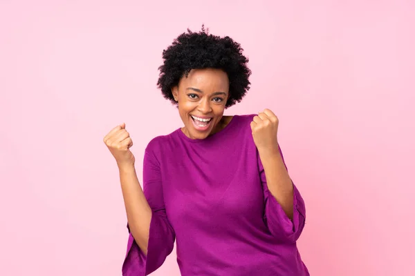 Mujer Afroamericana Sobre Fondo Rosa Aislado Celebrando Una Victoria — Foto de Stock