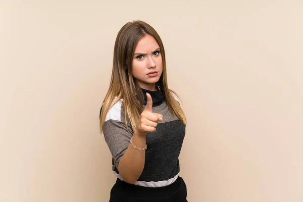 Adolescente Chica Sobre Aislado Fondo Frustrado Señalando Parte Delantera — Foto de Stock