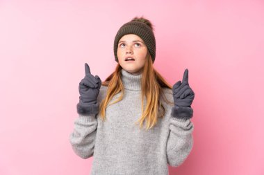 İzole edilmiş pembe arka planı olan Ukraynalı genç kız işaret parmağıyla işaret etmek harika bir fikir.