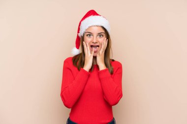 Yılbaşı şapkalı genç bir kız izole edilmiş bir geçmişi var ve yüzünde sürpriz bir ifade var.