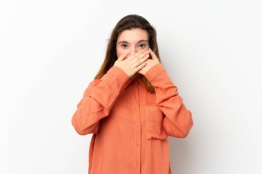 Genç esmer kız izole edilmiş beyaz arka planda ağzı ellerle kapatıyor.