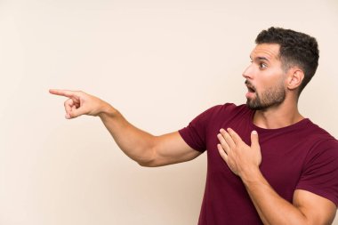 Izole arka plan tarafında parmak işaret üzerinde Yakışıklı adam