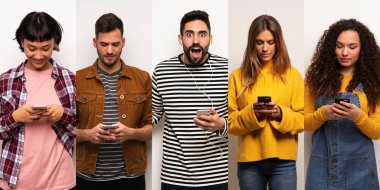 Bir grup insan cep telefonuyla sohbet ediyor.