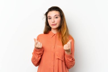 Genç esmer kız soyutlanmış beyaz arka planda para hareketi yapıyor.