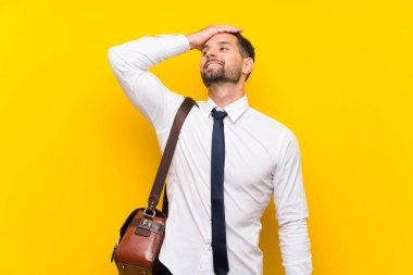 Izole sarı arka plan üzerinde Yakışıklı işadamı gülüyor