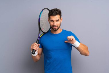 Yakışıklı genç tenisçi gururlu ve kendini beğenmiş.