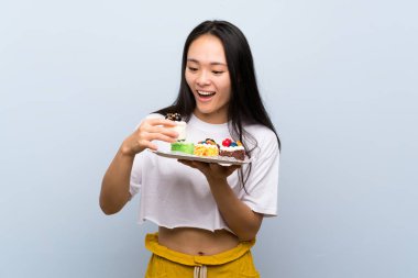 Genç asya kız farklı mini kek çok tutan