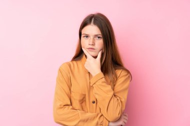 Ukraynalı genç kız soyutlanmış pembe arka plan düşüncesi