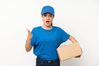 Soyutlanmış beyaz bir geçmişi olan genç teslimatçı kız.