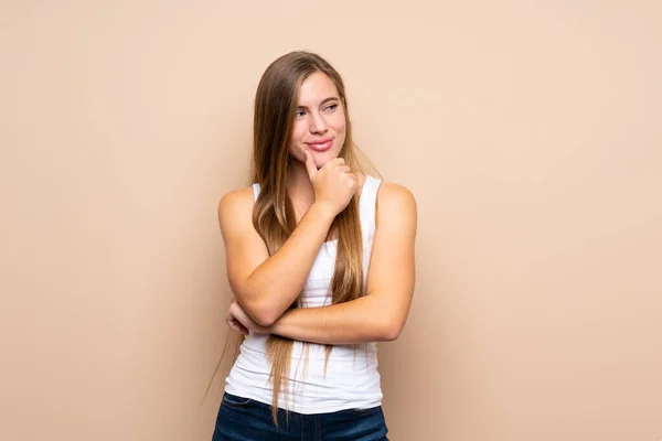 Teenager Blondýny Dívka Přes Izolované Pozadí Při Pohledu Stranu — Stock fotografie
