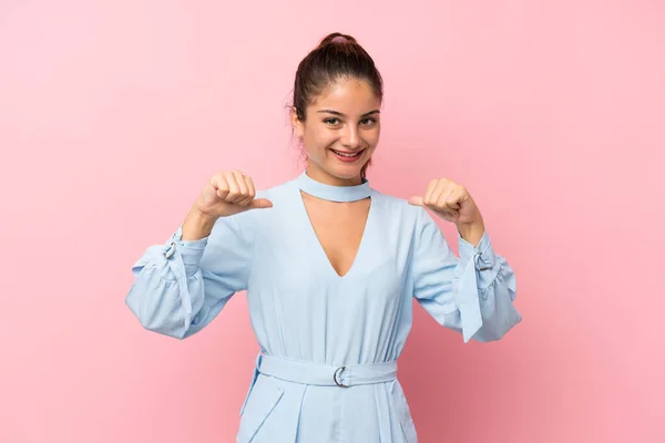 Ung Brunett Flicka Över Isolerad Rosa Bakgrund Stolt Och Självbelåten — Stockfoto