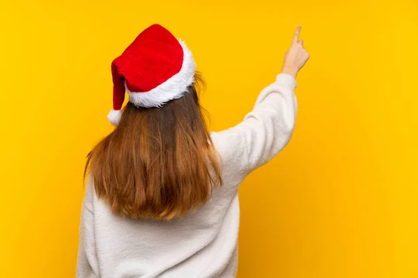 Menina Com Chapéu Natal Sobre Fundo Amarelo Isolado Apontando Para — Fotografia de Stock