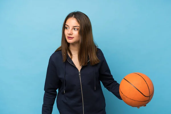 Chica Morena Joven Sobre Fondo Azul Aislado Con Bola Baloncesto — Foto de Stock