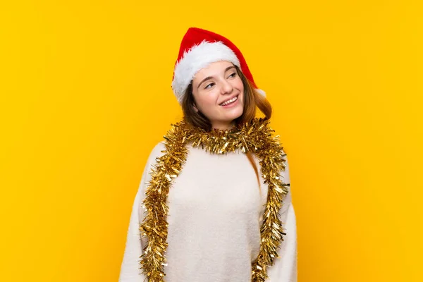 Dívka Vánoční Klobouk Přes Izolované Žluté Pozadí Směje Dívá Nahoru — Stock fotografie