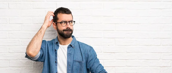 Hombre Guapo Con Barba Sobre Pared Ladrillo Blanco Que Tiene —  Fotos de Stock