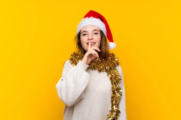 Chica Con Sombrero Navidad Sobre Fondo Amarillo Aislado Haciendo Gesto —  Fotos de Stock