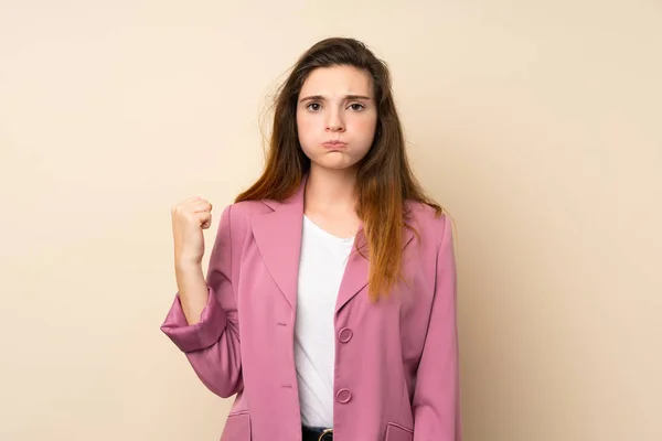Junge Brünette Mädchen Mit Blazer Über Isoliertem Hintergrund Mit Wütender — Stockfoto