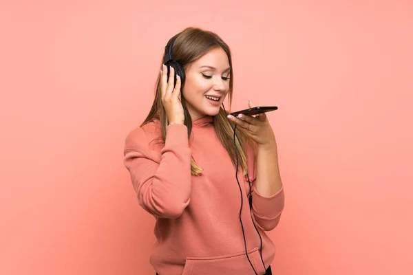 Teenager Girl Listening Music Mobile Isolated Pink Background — Stock Photo, Image