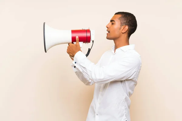 Jovem Homem Morena Bonito Sobre Fundo Isolado Gritando Através Megafone — Fotografia de Stock