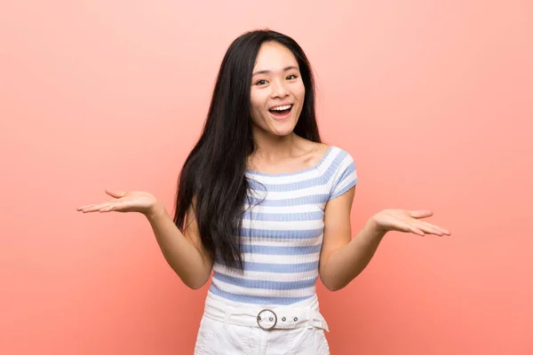 Adolescent Asiatique Fille Sur Isolé Rose Fond Avec Choqué Visage — Photo