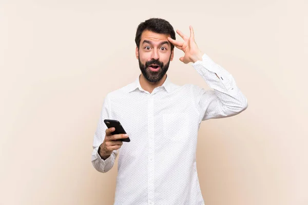 Junger Mann Mit Bart Der Ein Handy Der Hand Hält — Stockfoto