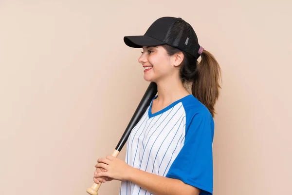 Chica Joven Jugando Béisbol Sobre Fondo Aislado Mirando Lado — Foto de Stock