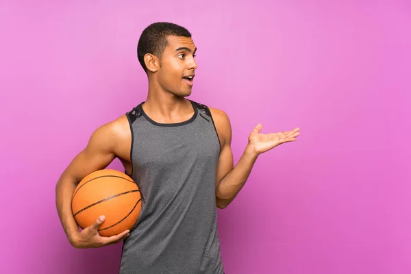 Jovem Desportista Com Bola Basquete Sobre Parede Roxa Isolada Com — Fotografia de Stock