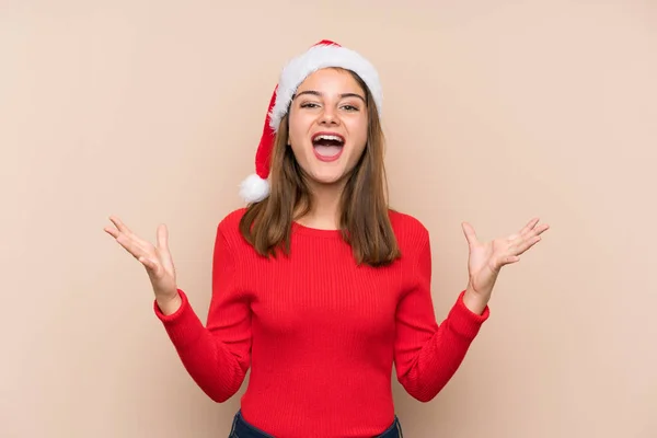 Jeune Fille Avec Chapeau Noël Sur Fond Isolé Malheureux Frustré — Photo