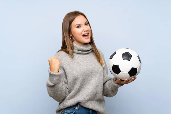 Dziewczyna Nastolatek Sweterkiem Białym Tle Niebieskim Gospodarstwie Piłki Nożnej — Zdjęcie stockowe