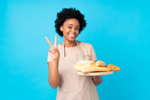 Африканська Американка Формі Шеф Кухаря Жіночий Пекар Тримає Стіл Кількома — стокове фото