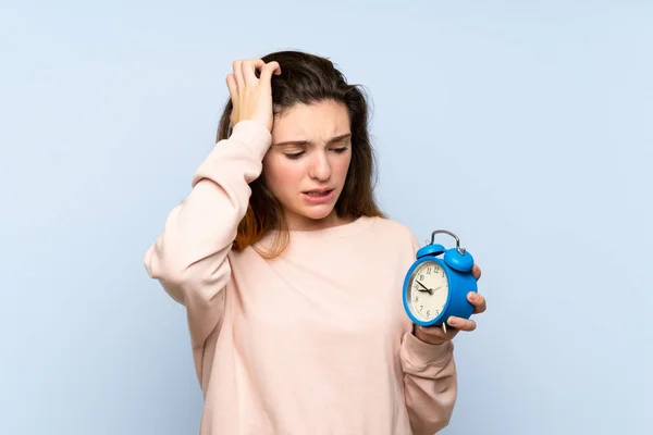 Jong Brunette Meisje Geïsoleerde Blauwe Achtergrond Holding Vintage Wekker — Stockfoto