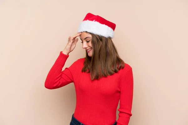 Chica Joven Con Sombrero Navidad Sobre Fondo Aislado Riendo —  Fotos de Stock