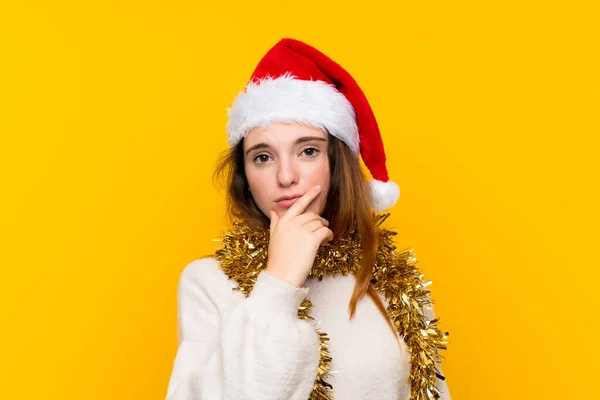 Meisje Met Kerst Hoed Geïsoleerde Gele Achtergrond Denken Een Idee — Stockfoto