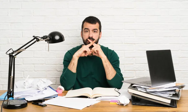 Estudante Mostrando Gesto Silêncio — Fotografia de Stock