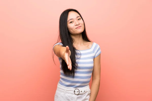 Adolescente Asiatique Fille Sur Fond Rose Isolé Serrant Main Pour — Photo