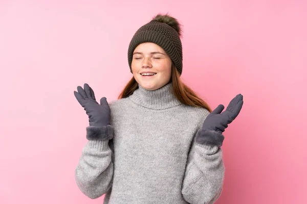 Menina Adolescente Ucraniana Com Chapéu Inverno Sobre Fundo Rosa Isolado — Fotografia de Stock