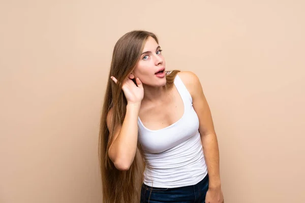 Adolescente Chica Rubia Sobre Fondo Aislado Escuchando Algo Poniendo Mano — Foto de Stock