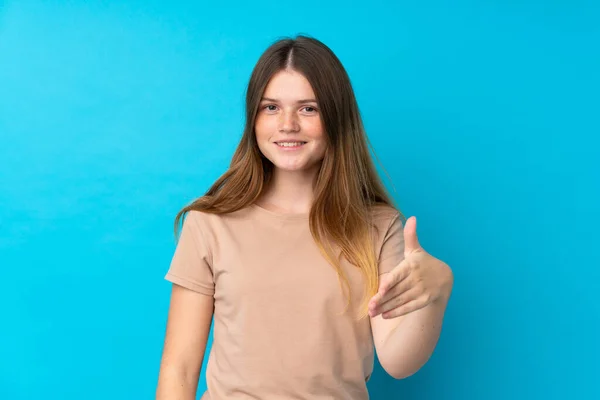 Ukraynalı Genç Kız Izole Edilmiş Mavi Arka Planda Iyi Bir — Stok fotoğraf